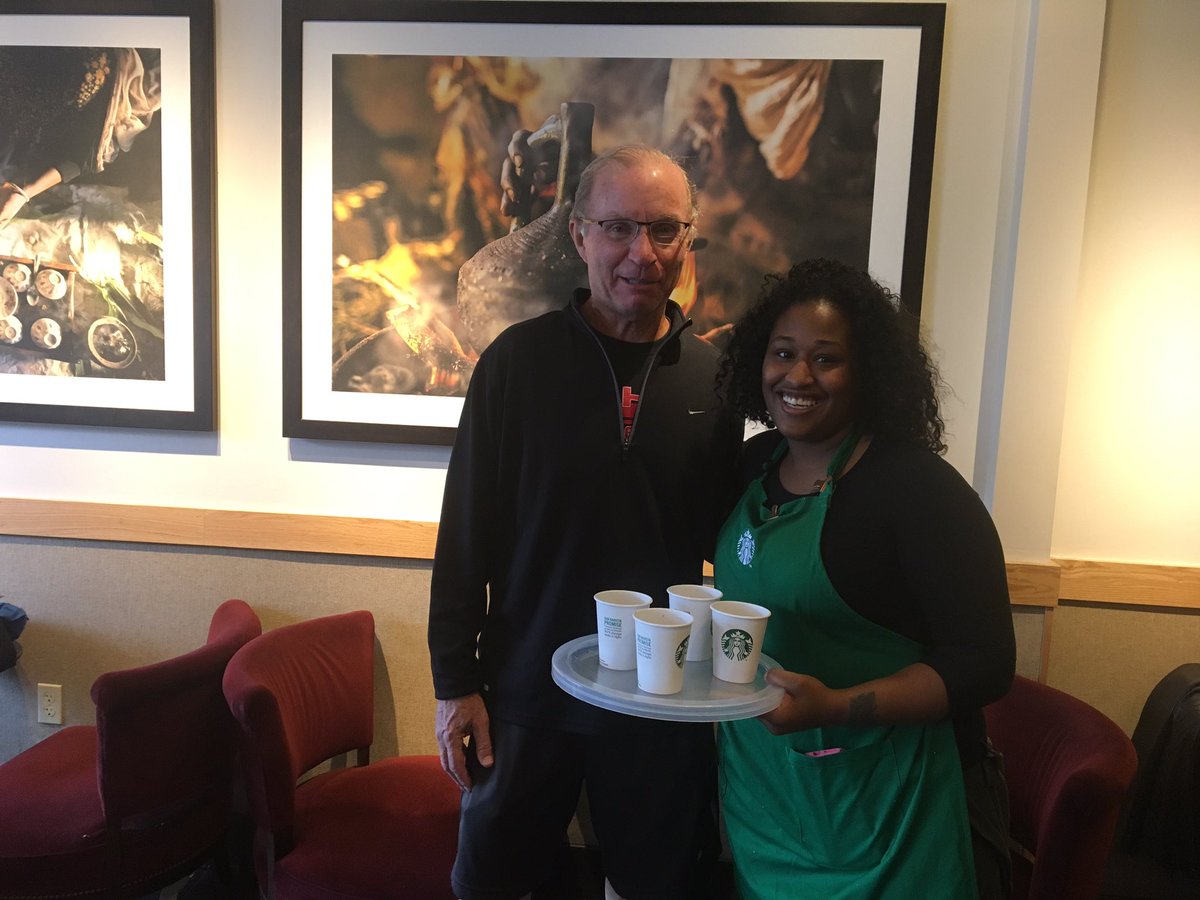 jefflow186's tweet photo. Celebrating national coffee day with our customers at Briarcliff Manor. Planting trees for our famers👏. #tobeapartner #thegreat38 https://t.co/XbDv4J1NW3