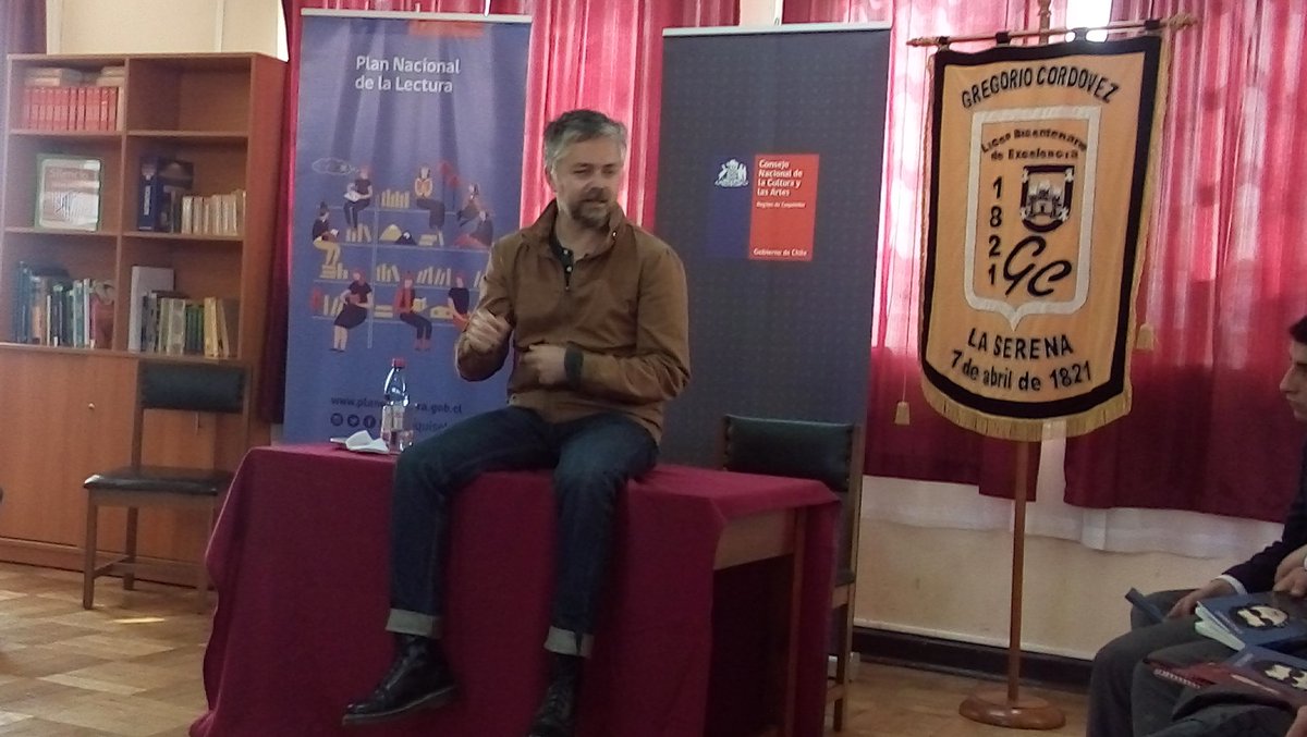 LiceoGCordovez's tweet photo. Jorge Baradit conversando con los estudiantes y gracias al CNCA Región de Coquimbo regaló ejemplares de su libro 👏👏👏 https://t.co/N5LYvEIsy9