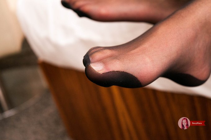 Für die Freunde des gepflegten Fusses :)

#fetish #feet #nylons #closeup #fussfetish https://t.co/4y