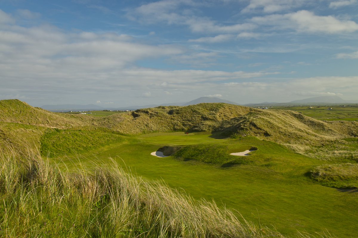 The spectacular @CARNELINKS in County Mayo, Ireland on <a href="/wildatlanticway/">Wild Atlantic Way</a> - this is links golf at its very best! ⛳️🇮🇪🏌