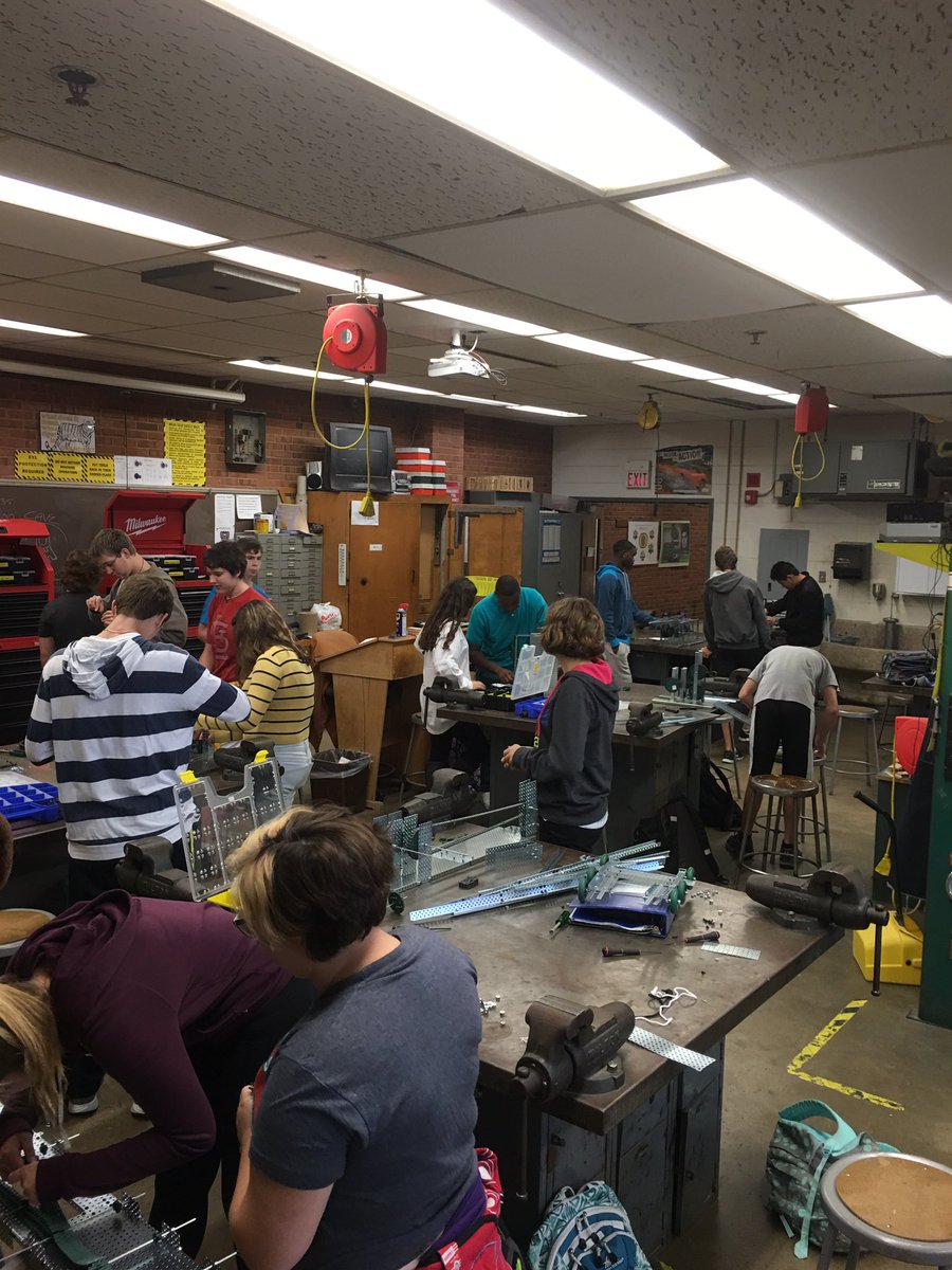 OHS_PLTW_Eng's tweet image. STEM is messy. POE building complex machines @OHS_PLTW_Eng  #PLTW #complexmachines #focusedchaos #makinglearningfun