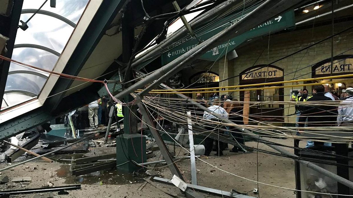 NBCNews's tweet image. UPDATE: New Jersey Gov. Chris Christie says 1 confirmed dead in Hoboken train crash, earlier reports said 3 nbcnews.to/2dtZZAz