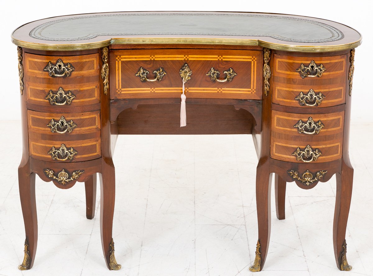 PhilipHuntUK's tweet image. Very pretty kidney shaped writing desk available @PhilipHuntUK  #writingdesk #librarytable #verypretty #ornate
