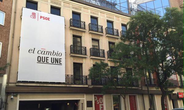 albacasi's tweet photo. Hoy en paradojas....¡el eslogan con el que el #PSOE empezó la campaña! "El cambio que une"...ejem. #PSOEenGuerra #PSOEenGuerraMVT #Ferraz https://t.co/xQXlbFrQ5l