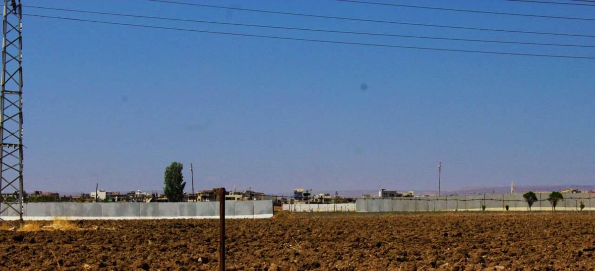 blutarski_bluto's tweet photo. #Turchia annuncia che il muro di cemento lungo il confine turco-siriano verrà completato entro 5 mesi
#TwitterKurds
#Refugees #WelcomeToEu https://t.co/CO35sfvRGo