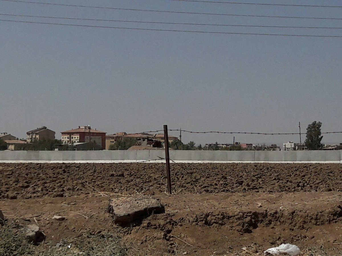 blutarski_bluto's tweet photo. #Turchia annuncia che il muro di cemento lungo il confine turco-siriano verrà completato entro 5 mesi
#TwitterKurds
#Refugees #WelcomeToEu https://t.co/CO35sfvRGo