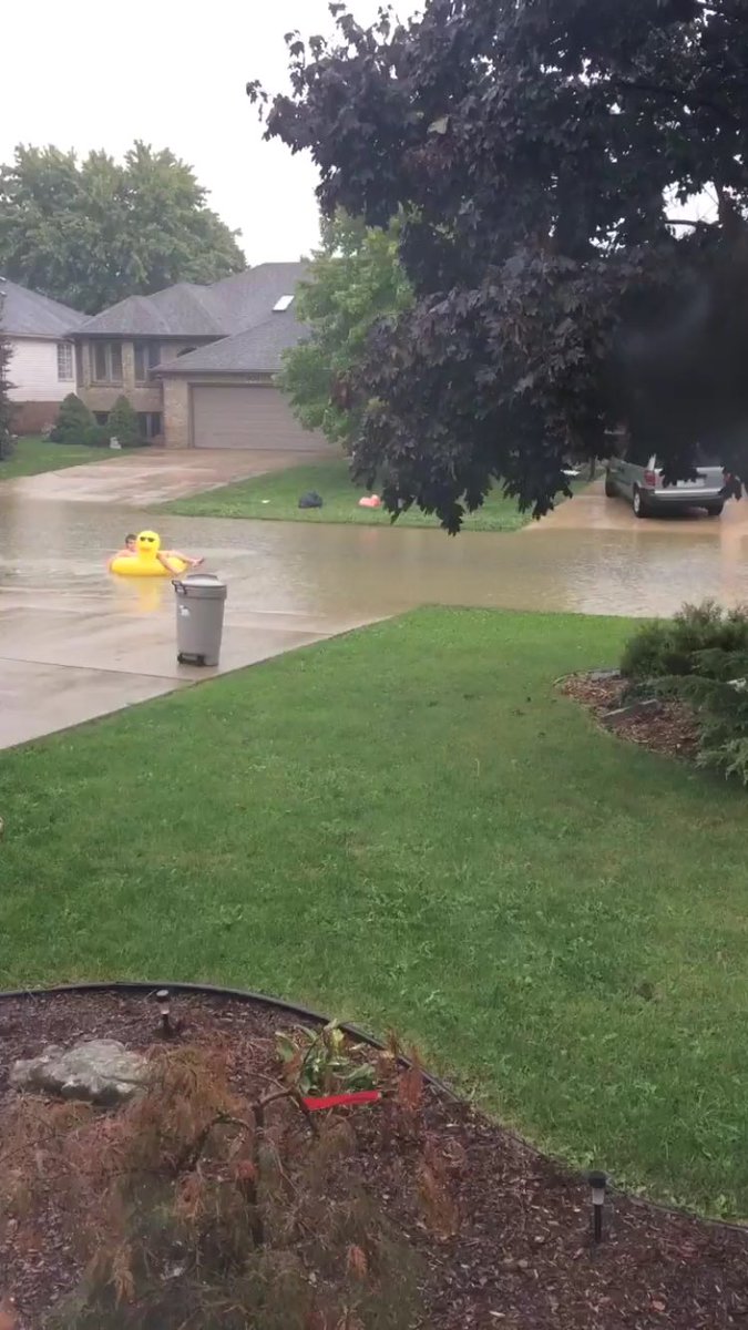 adamlaporte17's tweet photo. Floods in the US: nation wide crisis, everyone panic and send prayers 

Floods in Canada: https://t.co/w0dccQqTYD