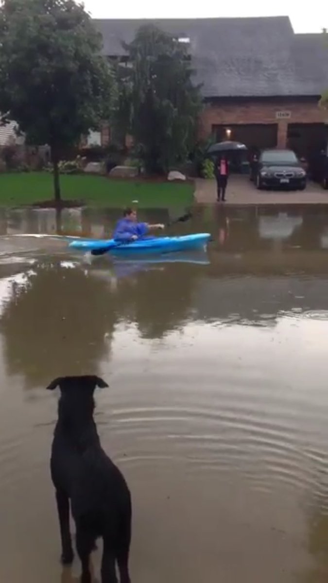 adamlaporte17's tweet photo. Floods in the US: nation wide crisis, everyone panic and send prayers 

Floods in Canada: https://t.co/w0dccQqTYD