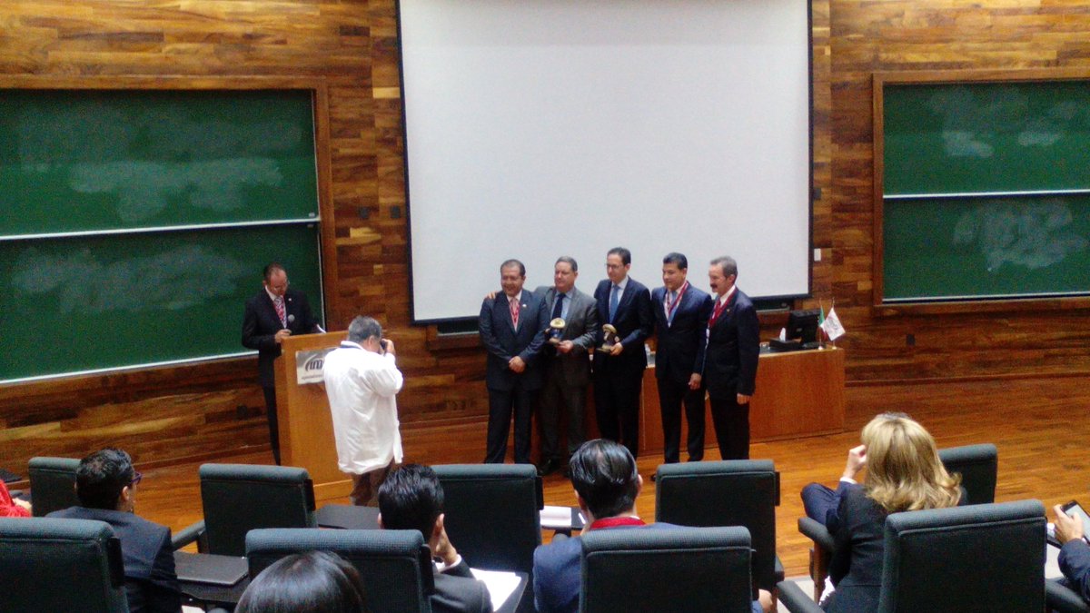imef_gdl's tweet photo. Se hace la entrega de reconocimientos a Federico D'Kuba y a Sergio del Valle por formar parte del #ForoIMEF2016 https://t.co/gQe2pbmUAx