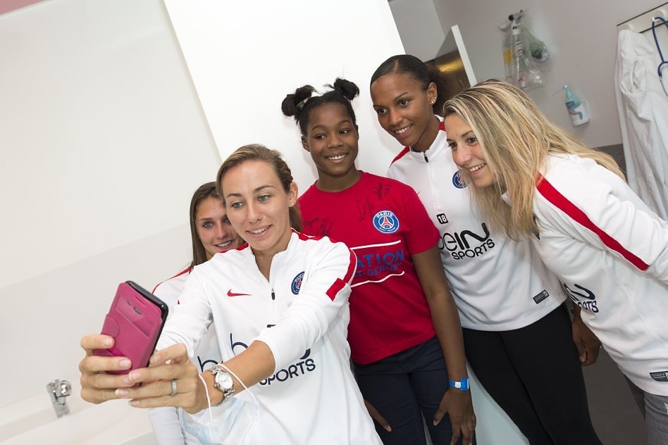 MarieLaureDelie's tweet photo. Merci à la @FondationPSG pour ce moment avec les enfants 💕💕 #TeamPSG #HôpitalNecker #Sourire https://t.co/uRfN1o0uAx
