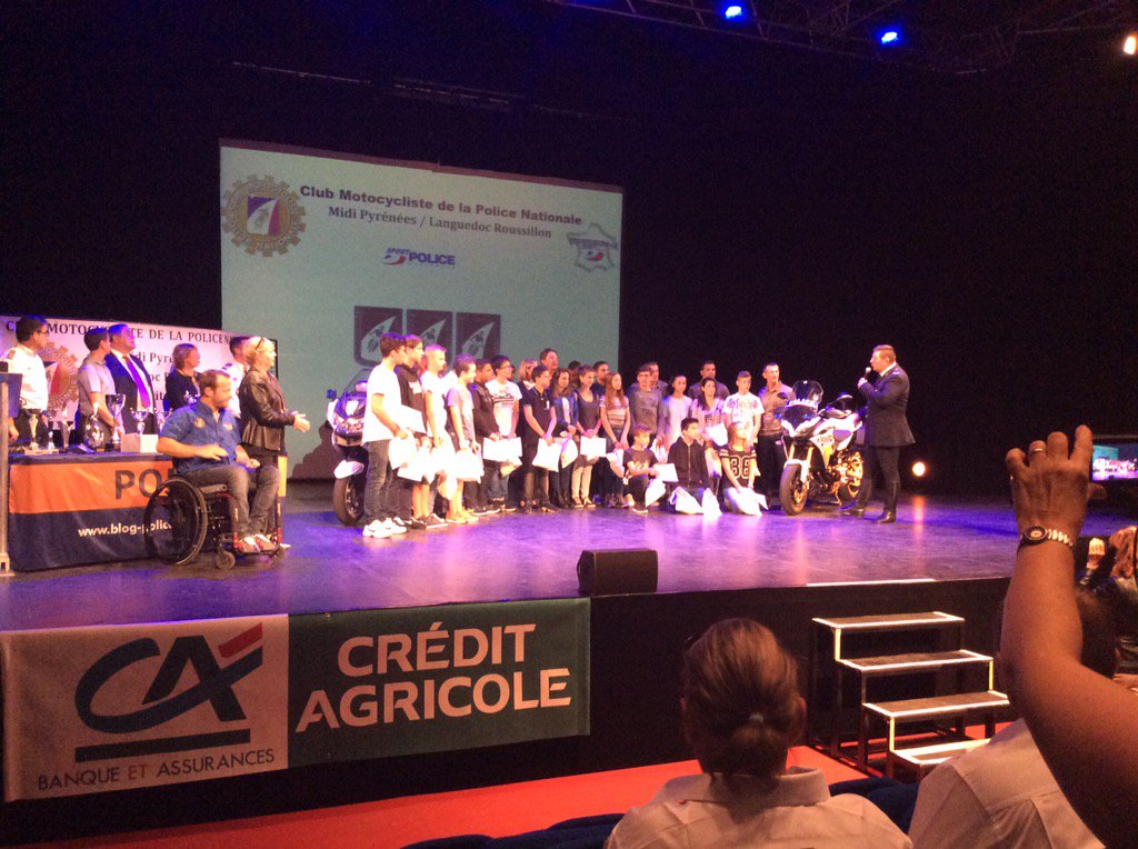 prefet81's tweet image. Remise des permis AM à 20 jeunes, par Mme Jeffrault, directrice de cabinet @prefet81 à @CapDecouverteVM #Tarn