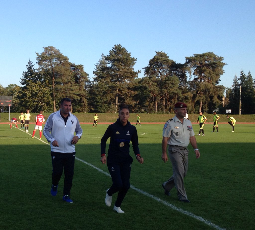 SportsDefense's tweet photo. #endirect coup d'envoi par soldat Y. #Aziez sportive haut niveau #Taekwondo  #ArmeeDeChampions finale CFM Football https://t.co/eB8ib8aAtk