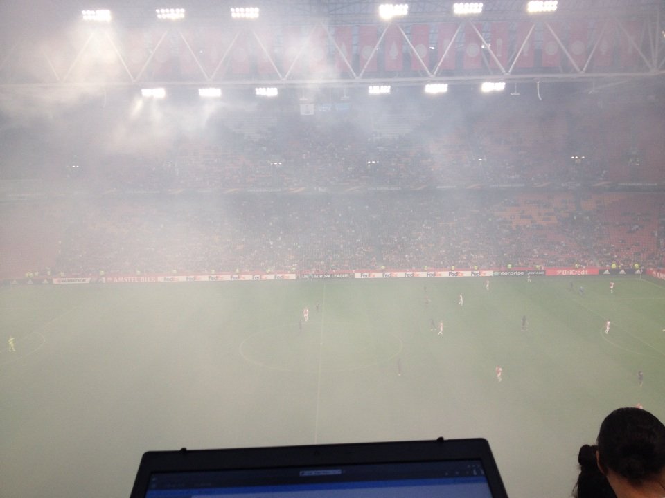 Vuurwerk onder gesloten dak = erwtensoep #ajasta