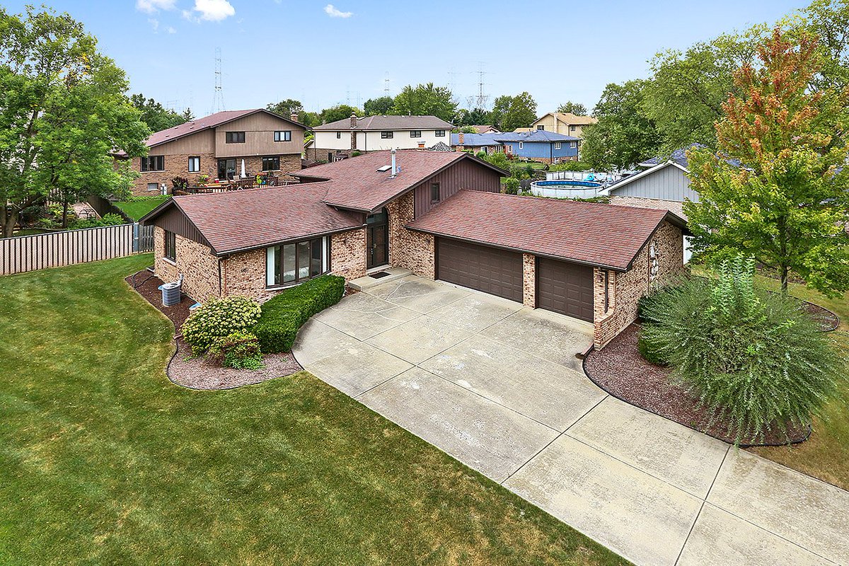 GregMucha's tweet photo. New to the market in #homerglen Illinois #gregmucha https://t.co/GenRRr6PQk https://t.co/nkeGEqFJDi