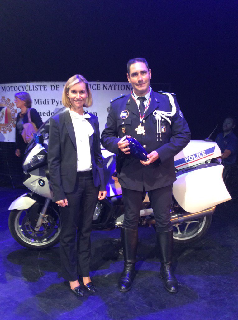 prefet81's tweet image. Remise du vase de Sèvre, par Mme Jeffrault, au vainqueur du rallye @PoliceNationale @CapDecouverteVM #Tarn
