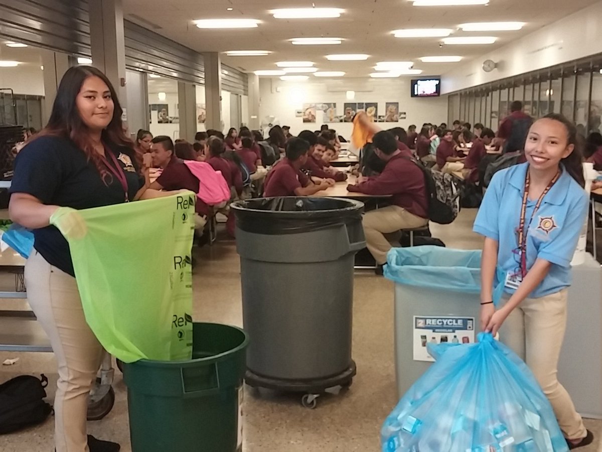 gretavsgreta's tweet image. Volunteers working hard to keep Solorio #zerowaste #compostingiscool @SolorioHS @SolorioScience @SevenGensAhead