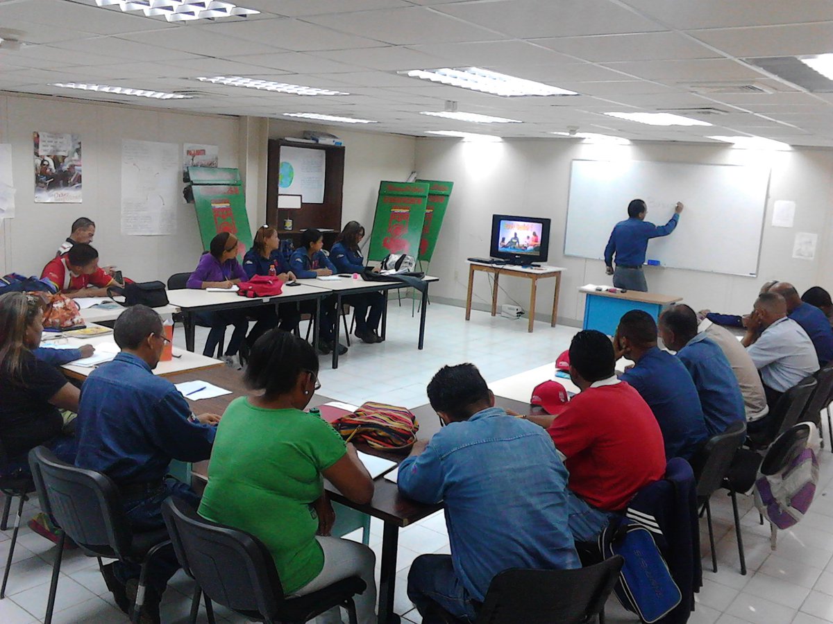 MisionesEdSidor's tweet photo. Clase de Inglés impartida por el facilitador Jesús Pino en la #MisionRibas hoy en TTHH de #Sidor
#MisionesEducativas
#Gescon https://t.co/ZSBsOsCTCj