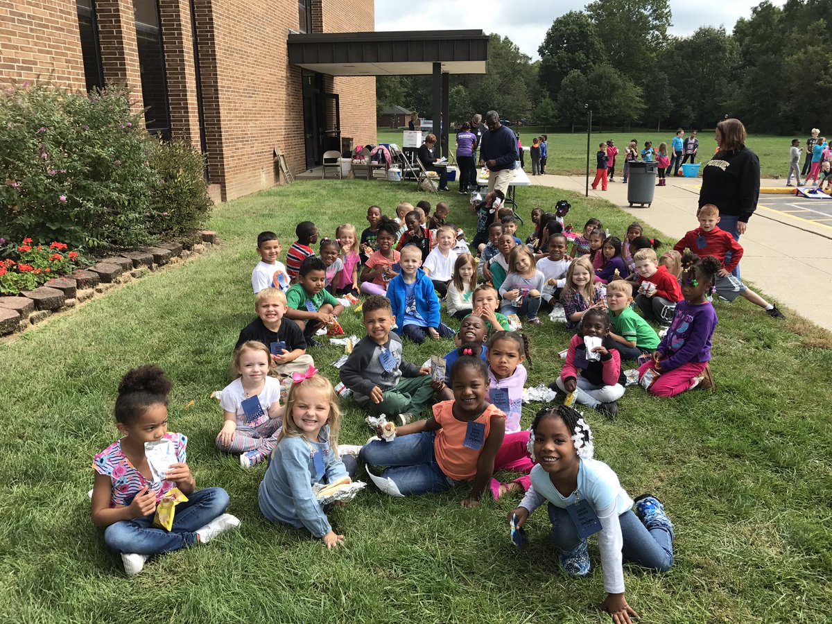 mrsfostersclass's tweet photo. Kdg enjoying their hot dog, chips, and juice at the #PBISevent @chapelglen. @ematurne #wearewayne https://t.co/KfSsOtOVUs