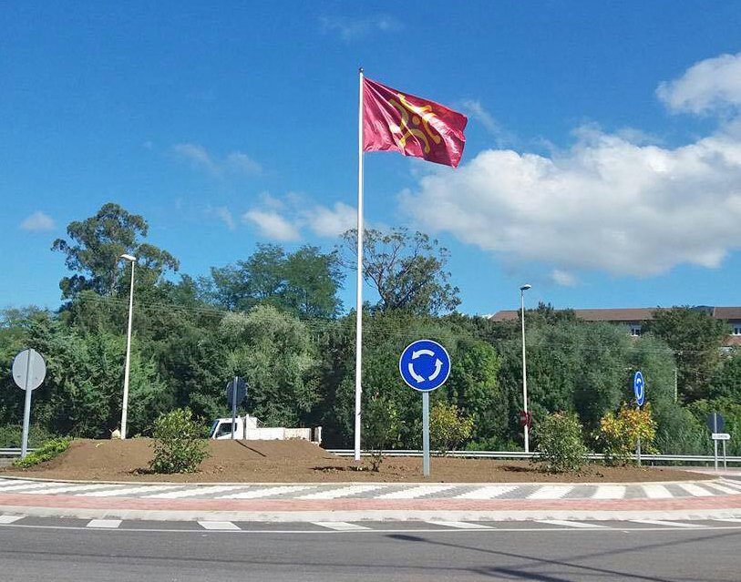 Nos encanta vel el Lábaro ondeando en una rotonda de Villaescusa #Cantabria