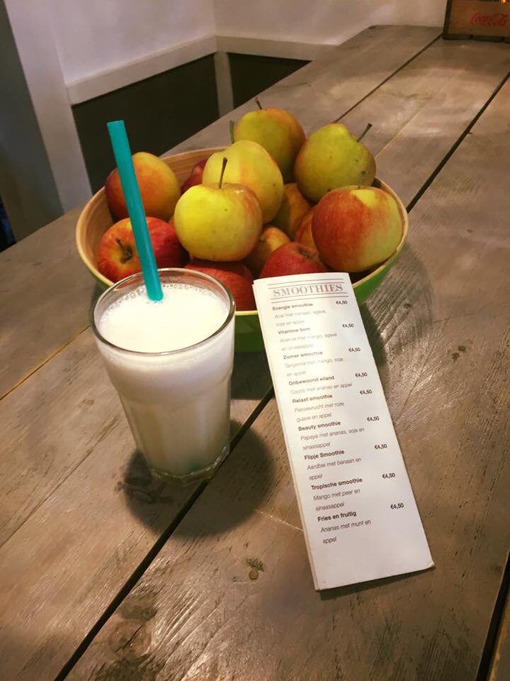 Smoothie uitgelicht: Onbewoond Eiland. Waan je op een onbewoond eiland met deze combi van Cocos, ananas en appel <a href="/barrevoets/">Barrevoets</a>