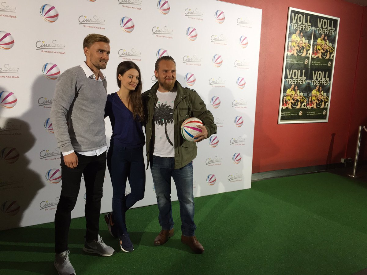 sat1's tweet photo. Hauptdarsteller @_AxelStein_ und #JuliaHartmann mit @Schmelle29 bei der #Volltreffer-Premiere. Was sagt @ProSieben dazu? ;) https://t.co/fdoROzzSvc