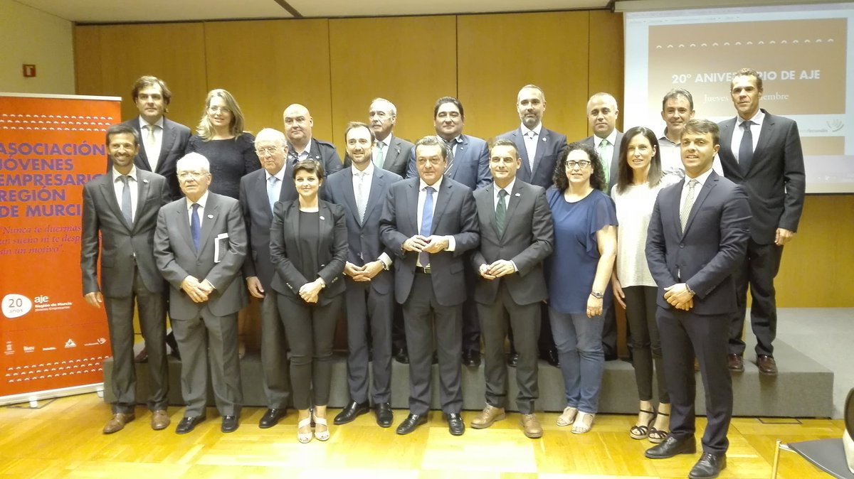AJERegionMurcia's tweet photo. Foto de familia de galardonad@s por su apoyo diario en estos 20 años que en @AJERegionMurcia celebramos hoy. MUCHAS GRACIAS! https://t.co/v9plgPQLg5