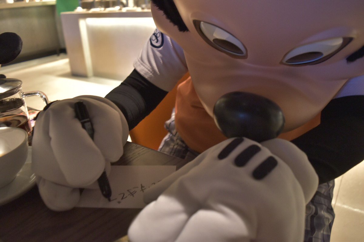minitsun1118's tweet photo. ミッキーさんが急に紙貸して！って言うから何かと思ったらだいすきです！って書いてくれた♡感動して涙だった♡

 #もも旅WDW2016 https://t.co/uxJ29aqucJ