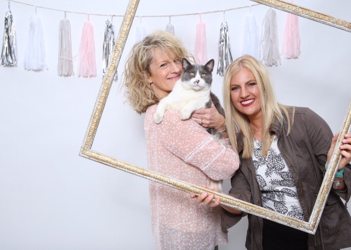 When a stray cat wanders into your Moms Day, using it as a prop is obviously the best choice <a href="/MizzouKappa/">✰ Mizzou KAPPA ✰</a> #CatProp