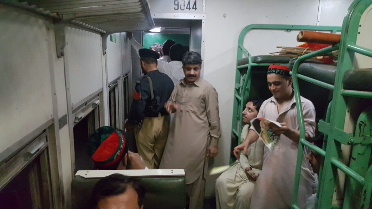 PTIPeshawar's tweet photo. پشاور سے تحریک انصاف کا ایک بڑا قافلہ ریل گاڑی کے ذریعے رائیونڈ مارچ میں شرکت کرنے کیلئے روانہ۔  
 #KPCaravanForRaiwind https://t.co/qiiUCopWMT