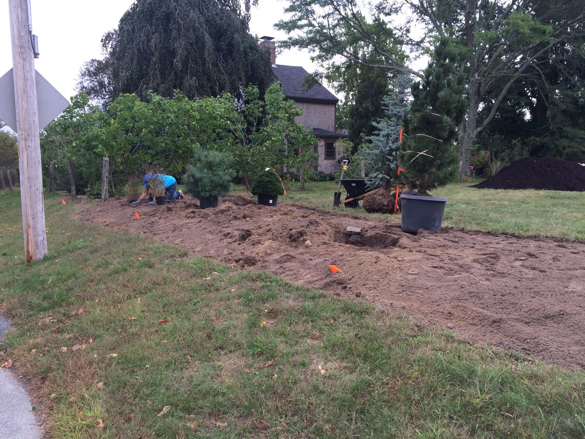 lindalcyr1's tweet photo. What a great day in New Bedford at The Haskell Garden! Before and after shots #ServiceDay16 @BCBSMA @thetrustees https://t.co/cyOJYx4WMe