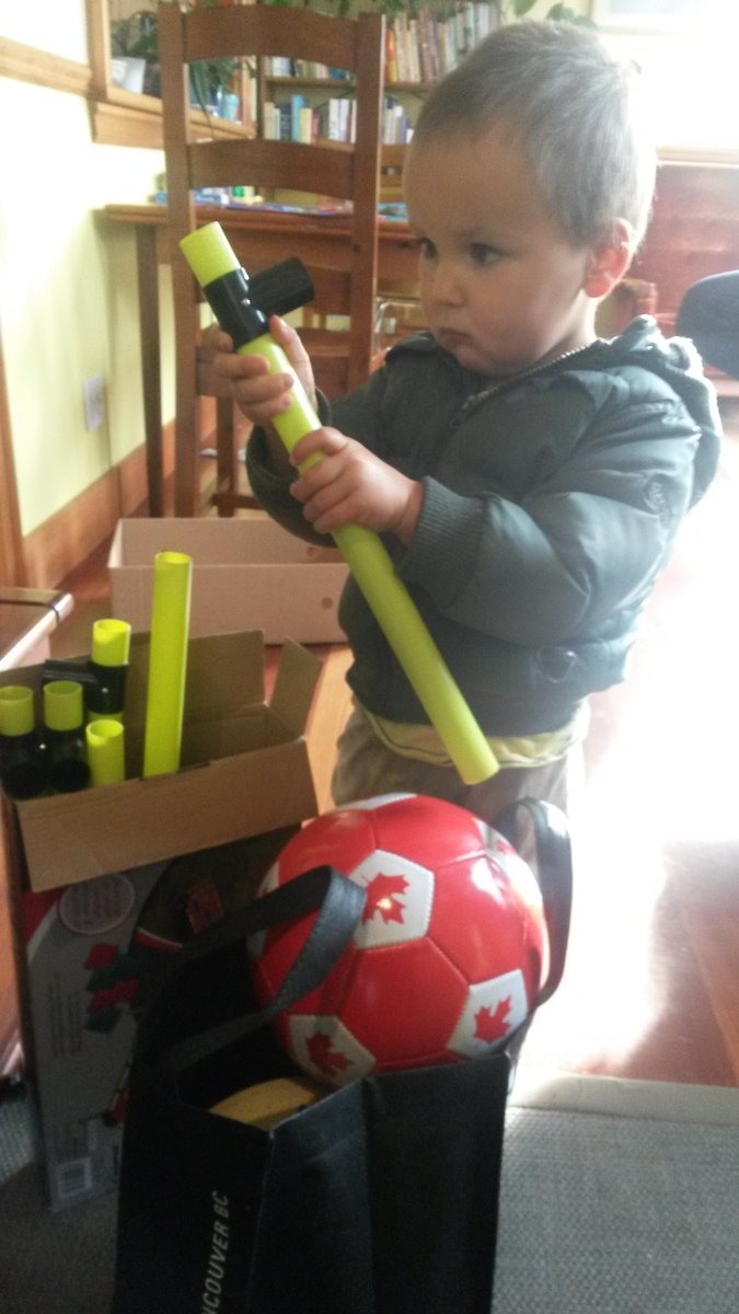 Sharing_Project's tweet image. Big thanks to little Tobin for donating a soccer ball and a bean bag game to this weekends #thingery! Check it out ow.ly/7nJc304Hh6s