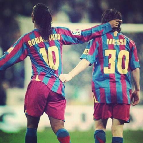 MotivacionesF's tweet photo. "No me considero el mejor jugador de la historia del Barcelona porque se que es Ronaldinho" - Messi https://t.co/dk7hnoy61I