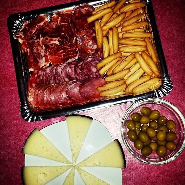 Benditaext's tweet photo. Tranquilos, ya se termina el día 😙 Coged vuestra tabla de ibéricos, vuestro queso favorito… https://t.co/2rZRSc2EBX https://t.co/JJiZSxnFQY