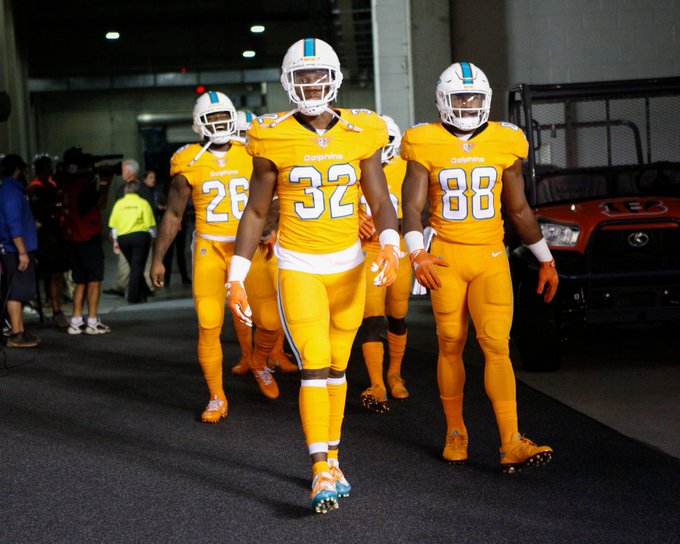 PHOTOS: Oregon Is Wearing Ridiculously Bright All-Yellow Uniforms