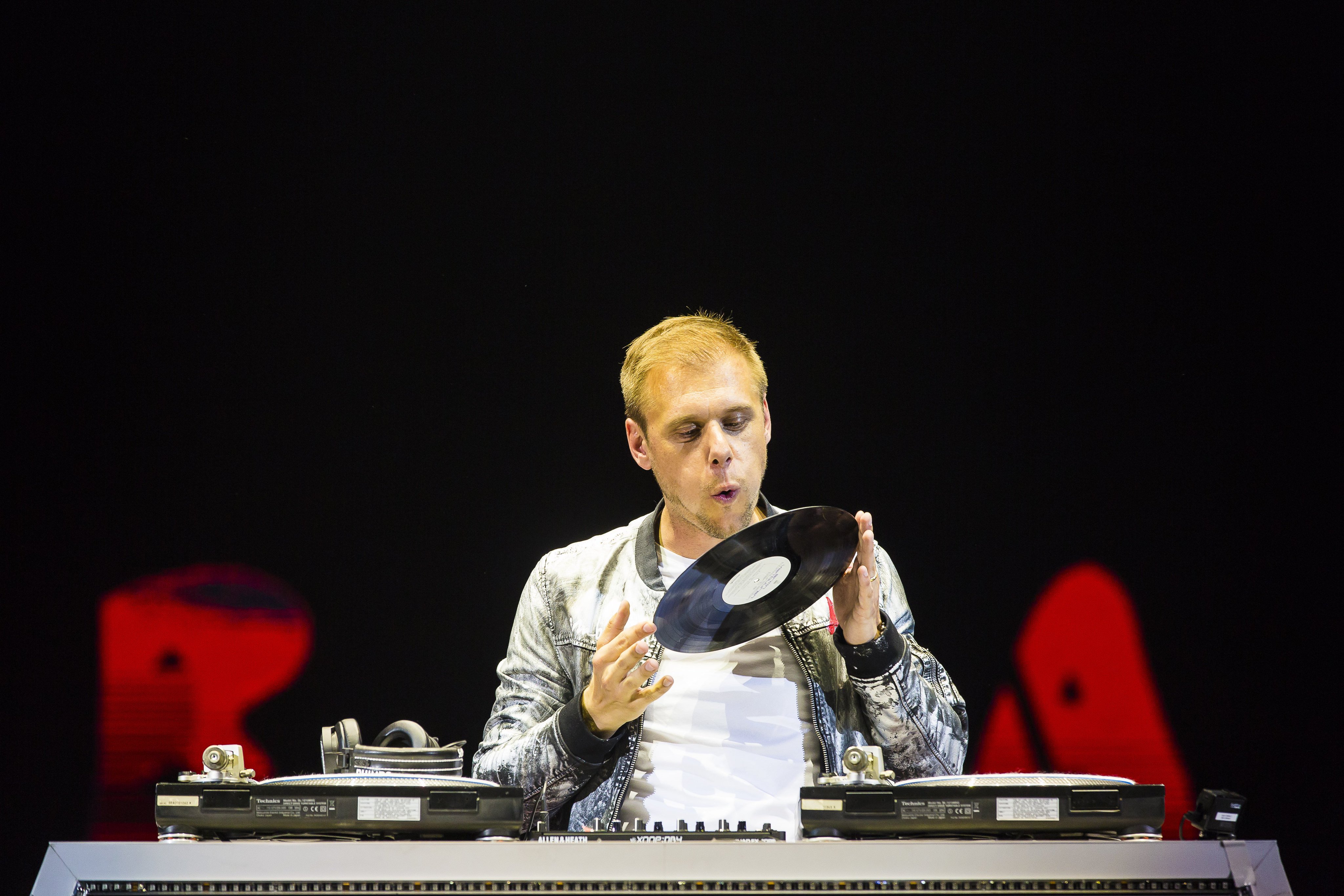 армин ван бюрен сеты. армин ван бюрен в молодости. армин ван бюрен в полный рост. армин ван бюрен улыбается. Armin van buuren intense обложка.