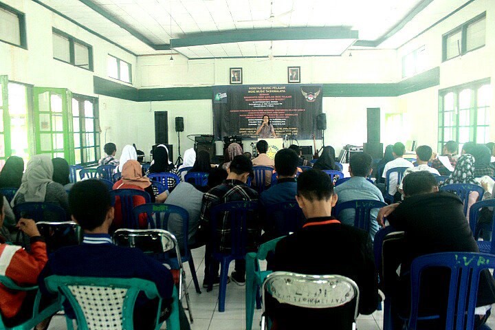 Mahakarya Band Indie Pelajar Tasikmalaya

#ombey_mozart
#indietazmusic
#QNine