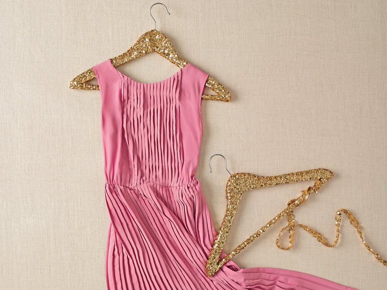 This DIY hangar will add some sparkle to your gown display: knot.ly/6016BCCgQ