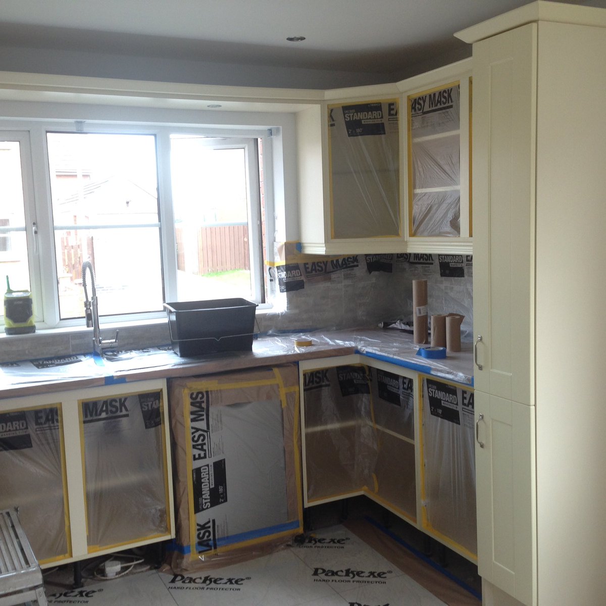 ProDecPainters's tweet image. Kitchen re spray using @Colourtrend1953 prime 2 and @packexe hard floor protector