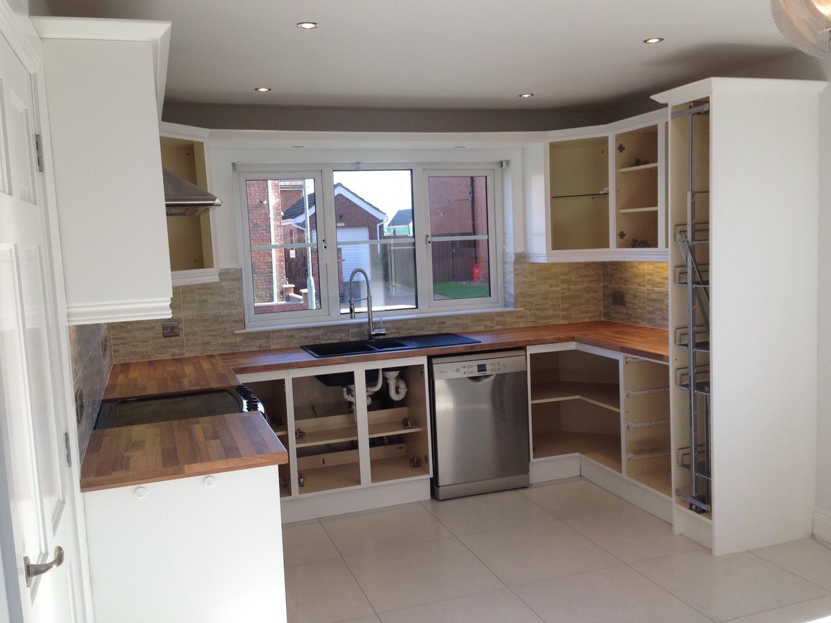 ProDecPainters's tweet image. Kitchen re spray using @Colourtrend1953 prime 2 and @packexe hard floor protector