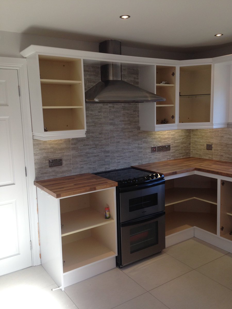 ProDecPainters's tweet image. Kitchen re spray using @Colourtrend1953 prime 2 and @packexe hard floor protector