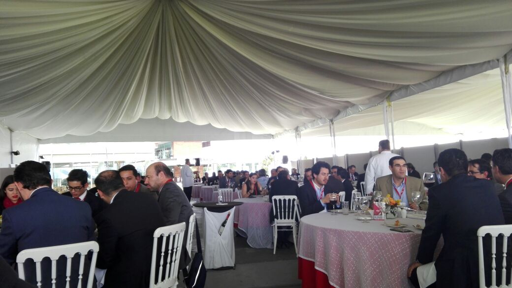 imef_gdl's tweet photo. Los participantes del XXVII Foro Empresarial IMEF disfrutaron de una deliciosa comida. #ForoIMEF2016 #IMEFGdl https://t.co/odWXZgzy0t