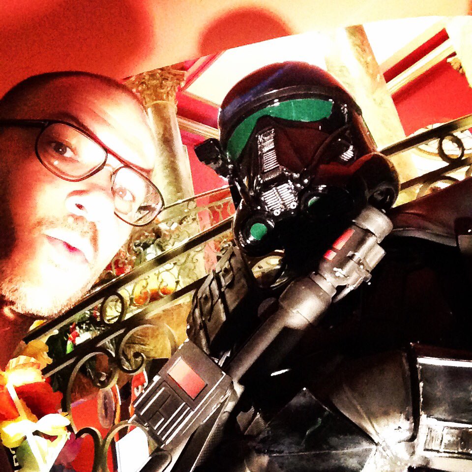 kevin_saad's tweet photo. Petit selfie galactique avec un #deathtrooper de #RogueOne #StarWars #FNCF2016 https://t.co/YRDRo883i5