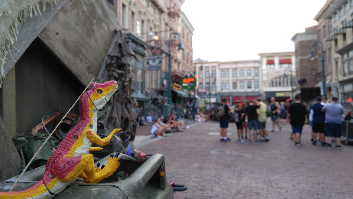 Mr_Allosaurus's tweet photo. @HorrorNightsORL Stayin and Screamin tonight! Wish me luck! #hhn26 #universalhhn #spooky #timeforscares #adventuresaurus https://t.co/Okw0gbsUSG