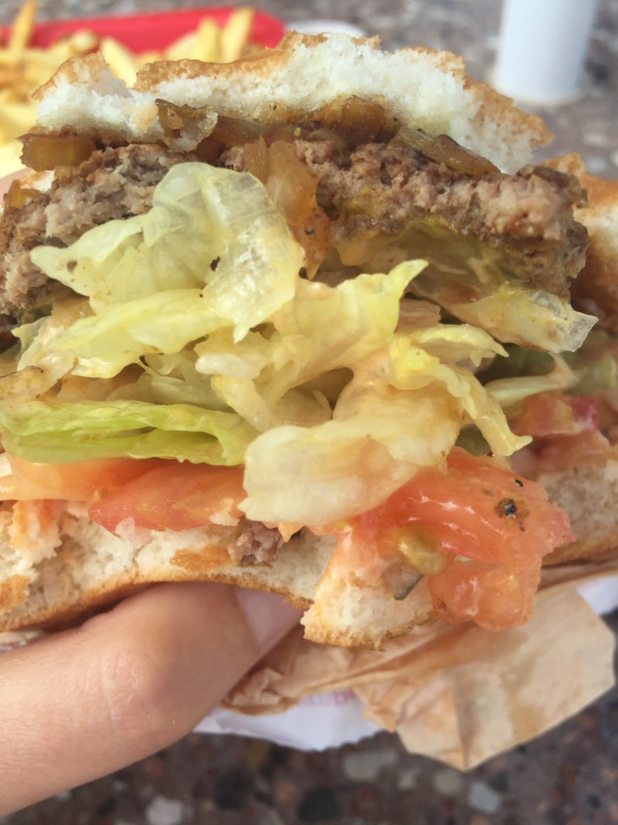 DrTinyToast's tweet photo. Sustenance on the road trip to #TwitchCon #InNOut #thisiswhyweworkout https://t.co/KImhU4BIq0