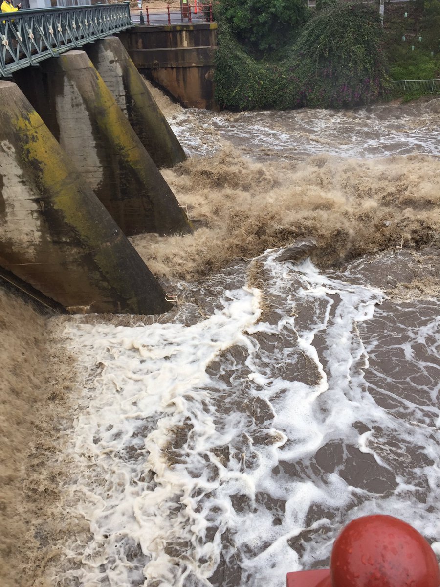 MatthewPantelis's tweet photo. The Torrens has marginally broken its banks around Morphett St bridge but past the weir, it's a Torrens torrent #FIVEaaNews https://t.co/LGrnqqpgkK