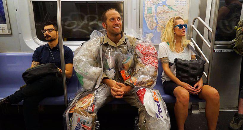 Limportant_fr's tweet photo. Sensibilisation : l'homme qui transporte tous ses déchets pendant 30 jours https://t.co/tMww7r9p0A https://t.co/OXGBu4s7Bu
