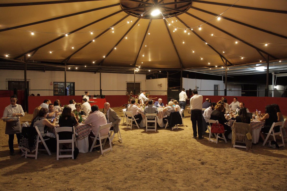 Convertimos un tendido en un restaurante! #NochesAlhambra en Córdoba by <a href="/Alhambra_Es/">Cervezas Alhambra</a>, sabor andaluz de excelencia 🙌🏼