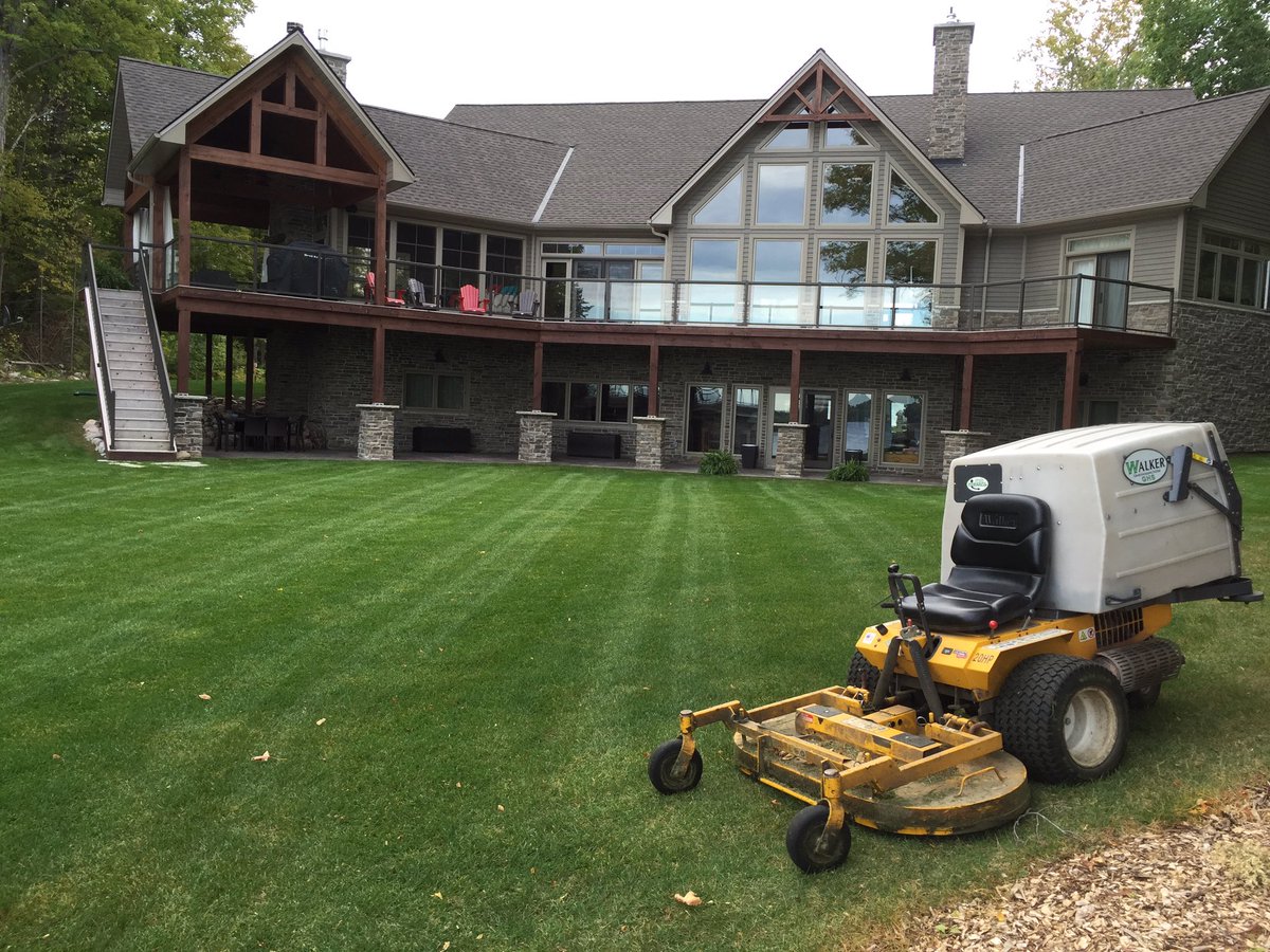 redrockmaint's tweet photo. The #walkermower #stripes this #lawn really well @walkermowers @propowercanada https://t.co/6tsptcJHb7