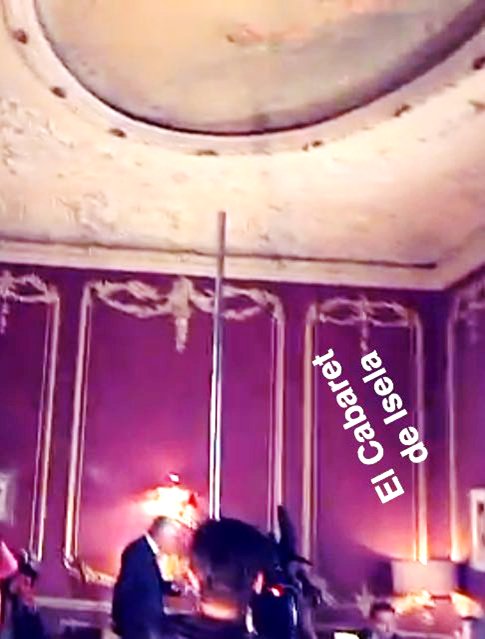 OirenGarcia's tweet photo. 😱 ¿Regina le hará de instructora de #PoleDance en #LaCandidata? 😍🙌 Ok-No 😂😂😜 @silvnavarro @CandidataOf https://t.co/c1sN6mHlQ9