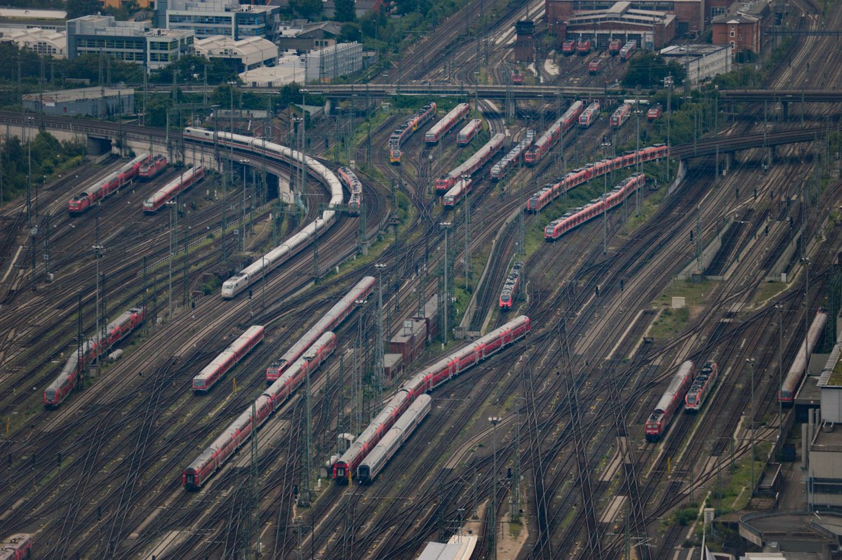 秩父路号 Ar Twitter 東京駅とフランクフルト中央駅が姉妹駅だそうだが後者の配線がすごい まるでやりすぎたジオラマ